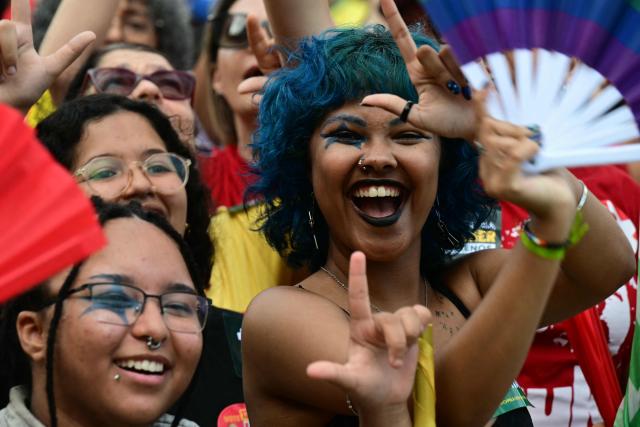 People attend the "Ato Musical pela Democracia" (Musical Act for Democracy), a concert held in defense of democracy, at Copacabana Beach in Rio de Janeiro, Brazil, on October 18, 2026, one week before the presidential runoff. (Photo by Pablo PORCIUNCULA / AFP)