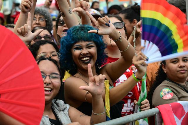 People attend the "Ato Musical pela Democracia" (Musical Act for Democracy), a concert held in defense of democracy, at Copacabana Beach in Rio de Janeiro, Brazil, on October 18, 2026, one week before the presidential runoff. (Photo by Pablo PORCIUNCULA / AFP)