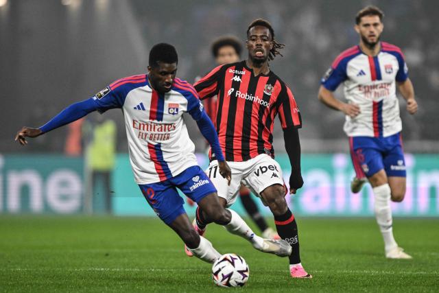 Lyon’s Angolan defender #22 Clinton Mata (L) fights for the ball with Nice’s French-Ivorian forward #11 Elye Wahi (R) during the French L1 football match between Olympique Lyonnais (OL) and OGC Nice at the Groupama Stadium in Decines-Charpieu, central-eastern France, on October 18, 2026. (Photo by JEFF PACHOUD / AFP)