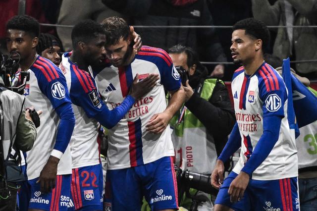 Lyon’s US midfielder #06 Tanner Tessmann (C) celebrates with teammates after scoring his team second goal during the French L1 football match between Olympique Lyonnais (OL) and OGC Nice at the Groupama Stadium in Decines-Charpieu, central-eastern France, on October 18, 2026. (Photo by JEFF PACHOUD / AFP)