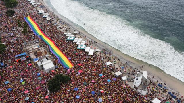 This aerial view shows people attending the "Ato Musical pela Democracia" (Musical Act for Democracy), a concert held in defense of democracy, at Copacabana Beach in Rio de Janeiro, Brazil, on October 18, 2026, one week before the presidential runoff. (Photo by Tercio TEIXEIRA / AFP)