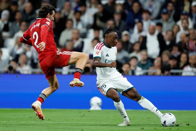 Real Madrid's Ivorian forward  #25 Yan Diomande fights for the ball with Sevilla's Spanish defender #02 Juan Iglesias during the Spanish league football match between Real Madrid CF and Sevilla FC at the Santiago Bernabeu stadium in Madrid on October 18, 2026. (Photo by Oscar DEL POZO / AFP)