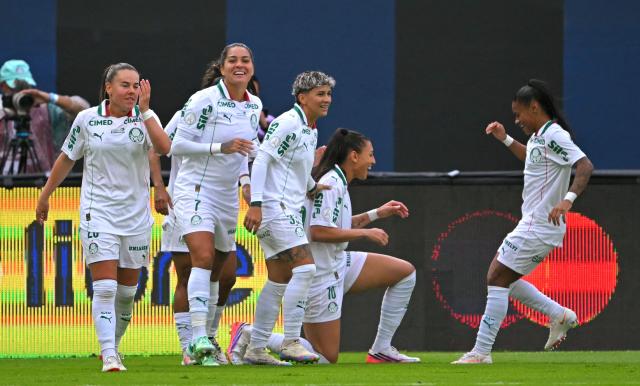 Palmeiras' forward #10 Bia Zaneratto (2nd R) celebrates after scoring her team's third goal during the 2026 Women's Copa Libertadores Group B football match between Argentina's Belgrano and Brazil's Palmeiras at the Banco Guayaquil Stadium in Quito on October 18, 2026. (Photo by Rodrigo BUENDIA / AFP)