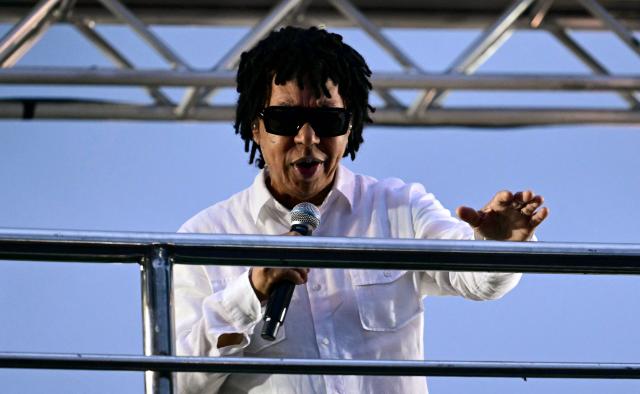 Brazilian singer Djavan performs during the "Ato Musical pela Democracia" (Musical Act for Democracy), a concert held in defense of democracy, at Copacabana Beach in Rio de Janeiro, Brazil, on October 18, 2026, one week before the presidential runoff. (Photo by Pablo PORCIUNCULA / AFP)