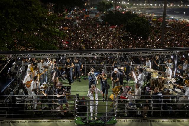 Brazilian singer Caetano Veloso performs during the "Ato Musical pela Democracia" (Musical Act for Democracy), a concert held in defense of democracy, at Copacabana Beach in Rio de Janeiro, Brazil, on October 18, 2026, one week before the presidential runoff. (Photo by Pablo PORCIUNCULA / AFP)