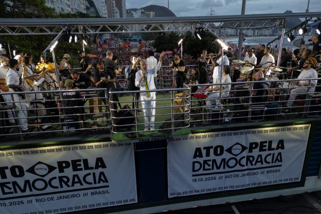 Brazilian singer Caetano Veloso performs during the "Ato Musical pela Democracia" (Musical Act for Democracy), a concert held in defense of democracy, at Copacabana Beach in Rio de Janeiro, Brazil, on October 18, 2026, one week before the presidential runoff. (Photo by Pablo PORCIUNCULA / AFP)