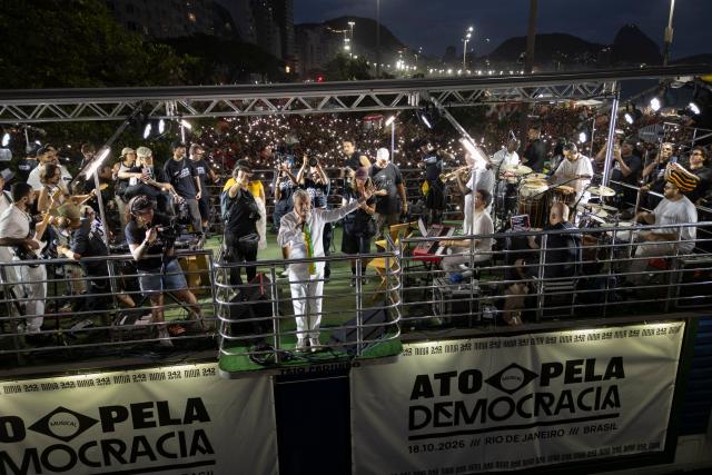 Brazilian singer Caetano Veloso performs during the "Ato Musical pela Democracia" (Musical Act for Democracy), a concert held in defense of democracy, at Copacabana Beach in Rio de Janeiro, Brazil, on October 18, 2026, one week before the presidential runoff. (Photo by Pablo PORCIUNCULA / AFP)