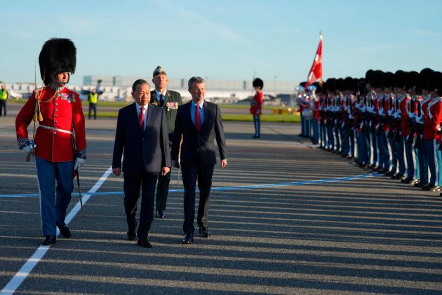 Denmark's King Frederik X (R) and Vietnam's President To Lam (C) review an honour guard at Copenhagen Airport's Vilhelm Lauritzen Terminal, on October 19, 2026. Vietnam's President, To Lam, and his spouse, Ngo Phuong Ly, begin a three-day state visit to Denmark. This year marks the 55th anniversary of the establishment of diplomatic relations between Denmark and Vietnam. (Photo by Liselotte Sabroe / Ritzau Scanpix / AFP) / Denmark OUT