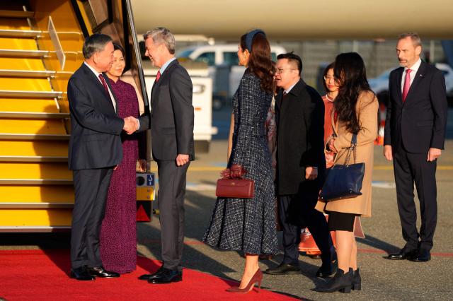 Denmark's royal couple King Frerderik (C) and Queen Mary (R) welcome Vietnam's President, To Lam (L), and his spouse, Ngo Phuong Ly at Copenhagen Airport's Vilhelm Lauritzen Terminal, on October 19, 2026. Vietnam's President, To Lam, and his spouse, Ngo Phuong Ly, begin a three-day state visit to Denmark. This year marks the 55th anniversary of the establishment of diplomatic relations between Denmark and Vietnam. (Photo by Liselotte Sabroe / Ritzau Scanpix / AFP) / Denmark OUT