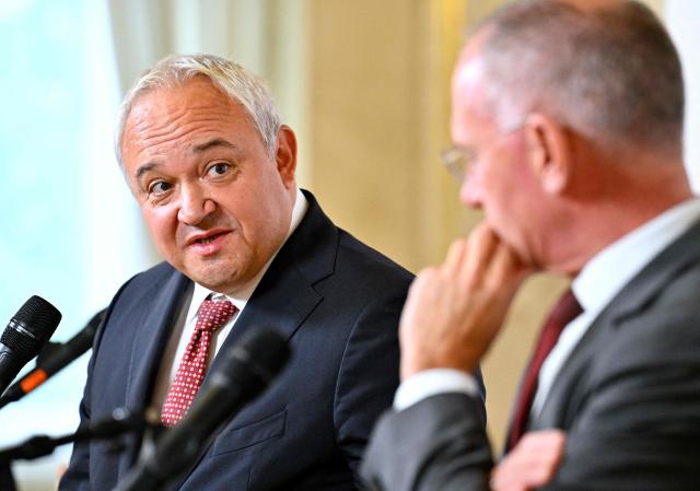 Austria's Interior Minister Gerhard Karner (R) and his Bulgarian counterpart Ivan Demerdzhiev address a joint press conference following talks on October 19, 2026 at the Foreign Office in Vienna, Austria. (Photo by HANS KLAUS TECHT / APA / AFP) / Austria OUT