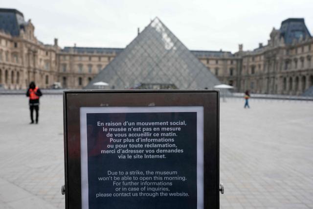 A board inform visitors about the closure as protesters, including students from the Ecole du Louvre, block the entrance to the Louvre Museum to express their “support” for the high school students’ movement and to denounce police repression in Paris on October 19, 2026, two days after riots and looting occurred on the sidelines of nationwide cost-of-living demonstrations. French authorities scrambled to stem public discontent fuelling mass demonstrations that over the weekend spilled over into some of the worst street violence in recent years. Some half a million people turned out across France to protest the surging cost of living, a culmination of four weeks of protests that began with high school students demanding better conditions at their schools. (Photo by Dimitar DILKOFF / AFP)