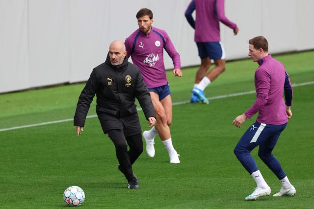 Manchester City's Italian manager Enzo Maresca (L), Manchester City's Portuguese defender #03 Ruben Dias (C) and Manchester City's English midfielder #05 Elliot Anderson (R) take part in a team training session at the Etihad Campus training ground in Manchester, north-west England, on October 19, 2026, the eve of their UEFA Champions League, league phase football match against AEK Athens. (Photo by Darren Staples / AFP)