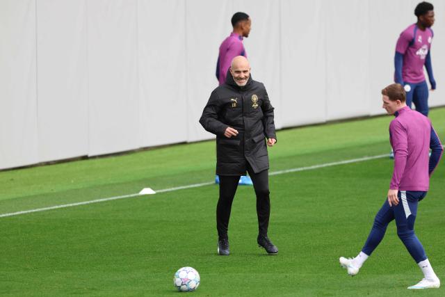 Manchester City's Italian manager Enzo Maresca (L) and Manchester City's English midfielder #05 Elliot Anderson (R) take part in a team training session at the Etihad Campus training ground in Manchester, north-west England, on October 19, 2026, the eve of their UEFA Champions League, league phase football match against AEK Athens. (Photo by Darren Staples / AFP)