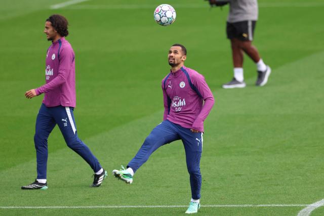 Manchester City's French born Moroccan midfielder #32 Ayyoub Bouaddi (L) and Manchester City's Senegalese midfielder #07 Iliman Ndiaye (C) take part in a team training session at the Etihad Campus training ground in Manchester, north-west England, on October 19, 2026, the eve of their UEFA Champions League, league phase football match against AEK Athens. (Photo by Darren Staples / AFP)