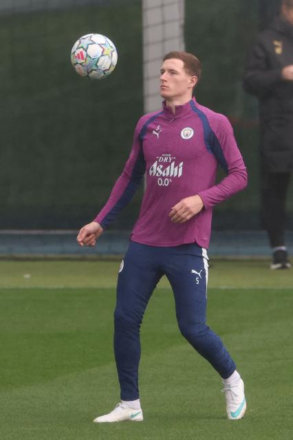 Manchester City's English midfielder #05 Elliot Anderson takes part in a team training session at the Etihad Campus training ground in Manchester, north-west England, on October 19, 2026, the eve of their UEFA Champions League, league phase football match against AEK Athens. (Photo by Darren Staples / AFP)