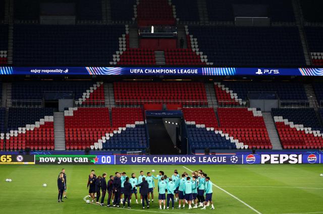 Barcelona's German coach Hans-Dieter Flick (C) talks to Barcelona's players during a training session at at the Parc des Princes stadium in Paris on October 19, 2026, on the eve of the UEFA Champions League first round day 3 football match between Paris Saint Germain (PSG) and FC Barcelona. (Photo by FRANCK FIFE / AFP)