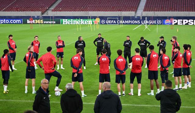 Atletico Madrid hold a training session in Stuttgart, southern Germany, on October 19, 2026, on the eve of the UEFA Champions League football match VfB Stuttgart v Atletico Madrid. (Photo by THOMAS KIENZLE / AFP)