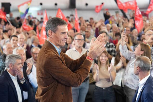 Spain's Prime Minister and Secretary-General of the Socialist Party, Pedro Sanchez applauds as he arrives to a pre-election campaign event in Valladolid on October 19, 2026 ahead of the November 29 early legislative elections. Socialist Prime Minister Pedro Sanchez called on left-wing voters to mobilise against the right and far right in the early legislative elections on November 29. (Photo by Cesar MANSO / AFP)
