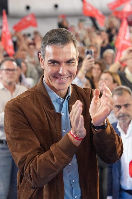 Spain's Prime Minister and Secretary-General of the Socialist Party, Pedro Sanchez applauds as he arrives to a pre-election campaign event in Valladolid on October 19, 2026 ahead of the November 29 early legislative elections. Socialist Prime Minister Pedro Sanchez called on left-wing voters to mobilise against the right and far right in the early legislative elections on November 29. (Photo by Cesar MANSO / AFP)