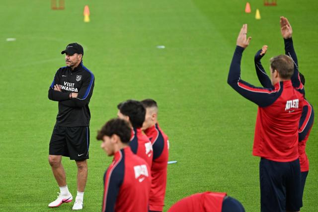 Atletico's Argentinian head coach Diego Simeone (L) oversees a training session in Stuttgart, southern Germany, on October 19, 2026, on the eve of the UEFA Champions League football match VfB Stuttgart v Atletico Madrid. (Photo by THOMAS KIENZLE / AFP)