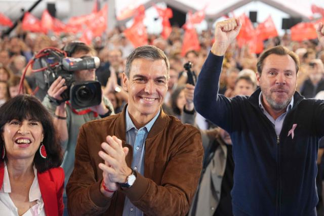 Spain's Prime Minister and Secretary-General of the Socialist Party, Pedro Sanchez (C) applauds as he arrives to a pre-election campaign event in Valladolid on October 19, 2026 ahead of the November 29 early legislative elections. Socialist Prime Minister Pedro Sanchez called on left-wing voters to mobilise against the right and far right in the early legislative elections on November 29. (Photo by Cesar MANSO / AFP)