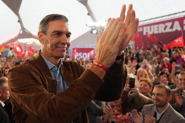 Spain's Prime Minister and Secretary-General of the Socialist Party, Pedro Sanchez applauds as he arrives to a pre-election campaign event in Valladolid on October 19, 2026 ahead of the November 29 early legislative elections. Socialist Prime Minister Pedro Sanchez called on left-wing voters to mobilise against the right and far right in the early legislative elections on November 29. (Photo by Cesar MANSO / AFP)