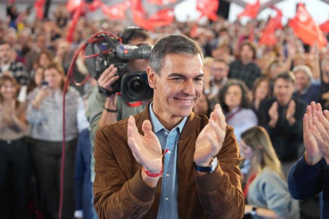 Spain's Prime Minister and Secretary-General of the Socialist Party, Pedro Sanchez applauds as he arrives to a pre-election campaign event in Valladolid on October 19, 2026 ahead of the November 29 early legislative elections. Socialist Prime Minister Pedro Sanchez called on left-wing voters to mobilise against the right and far right in the early legislative elections on November 29. (Photo by Cesar MANSO / AFP)