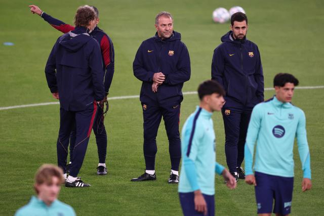 Barcelona's German head coach Hansi Flick (C) looks on during a training session at the Parc des Princes stadium in Paris on October 19, 2026, on the eve of the UEFA Champions League first round day 3 football match between Paris Saint Germain (PSG) and FC Barcelona. (Photo by FRANCK FIFE / AFP)