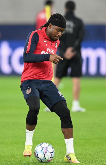 Atletico Madrid's Nigerian forward #11 Ademola Lookman controls the ball during a training session in Stuttgart, southern Germany, on October 19, 2026, on the eve of the UEFA Champions League football match VfB Stuttgart v Atletico Madrid. (Photo by THOMAS KIENZLE / AFP) / ALTERNATIVE CROP