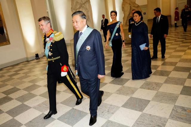 Denmark's King Frederik (L) walks with Vietnam's President To Lam followed by 
Denmark's Queen Mary and Vietnam's first lady Ngo Phuong Ly (R) as they arrive at the gala dinner at Christiansborg Palace in Copenhagen, Denmark, on October 19, 2026.. Vietnam's President, To Lam, and his spouse, Ngo Phuong Ly, begin a three-day state visit to Denmark. This year marks the 55th anniversary of the establishment of diplomatic relations between Denmark and Vietnam. (Photo by Mads Claus Rasmussen / Ritzau Scanpix / AFP) / Denmark OUT