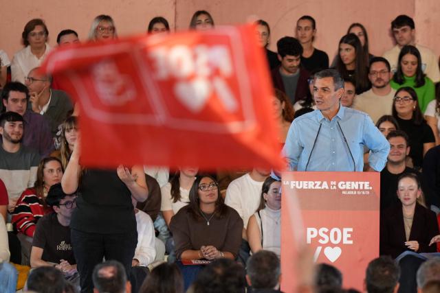 Spain's Prime Minister and Secretary-General of the Socialist Party Pedro Sanchez talks during a pre-election campaign event in Valladolid on October 19, 2026 ahead of the November 29 early legislative elections. Socialist Prime Minister Pedro Sanchez called on left-wing voters to mobilise against the right and far right in the early legislative elections on November 29. (Photo by Cesar MANSO / AFP)