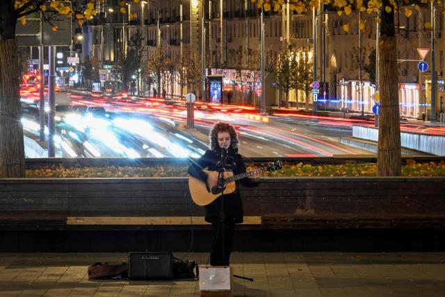 A street musician performs in central Moscow on October 19, 2026. (Photo by Alexander NEMENOV / AFP)