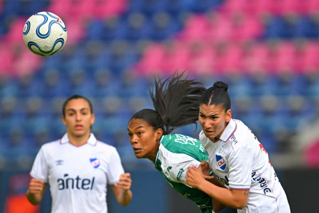 Deportivo Cali's forward #19 Melanin Aponza (C) and Nacional's defender #32 Oriana Fontan fight for the ball during the 2026 Women's Copa Libertadores Group D football match between Colombia's Deportivo Cali and Uruguay's Nacional at the Banco Guayaquil Stadium in Quito on October 19, 2026. (Photo by Rodrigo BUENDIA / AFP)