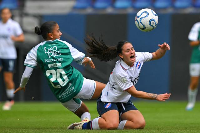 Deportivo Cali's forward #20 Karla Viancha and Nacional's defender #77 Alison Latua fight for the ball during the 2026 Women's Copa Libertadores Group D football match between Colombia's Deportivo Cali and Uruguay's Nacional at the Banco Guayaquil Stadium in Quito on October 19, 2026. (Photo by Rodrigo BUENDIA / AFP)