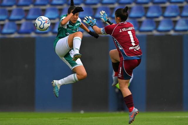 Deportivo Cali's midfielder #06 Paula Medina (L) and Nacional's goalkeeper #01 Josefina Villanueva fight for the ball during the 2026 Women's Copa Libertadores Group D football match between Colombia's Deportivo Cali and Uruguay's Nacional at the Banco Guayaquil Stadium in Quito on October 19, 2026. (Photo by Rodrigo BUENDIA / AFP)