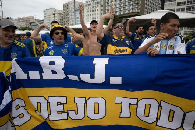 Boca Juniors fans gather for a "Banderazo" at Copacabana Beach in Rio de Janeiro, Brazil, on October 19, 2026, ahead of the second leg of the Copa Sudamericana semi-final between Brazil's Vasco da Gama and Argentina's Boca Juniors. (Photo by Pablo PORCIUNCULA / AFP)
