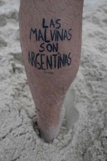A Boca Juniors fan displays a tattoo bearing the phrase "Las Malvinas son Argentinas" during a gathering known as a "Banderazo" during a  gathering know as "Banderazo" at Copacabana Beach in Rio de Janeiro, Brazil, on October 19, 2026, ahead of the Copa Sudamericana semi-final second leg football match between Brazil's Vasco da Gama and Argentina's Boca Juniors. (Photo by Pablo PORCIUNCULA / AFP)