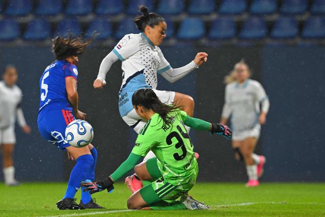Libertad's forward #11 Liz Pena (C) and Universidad de Chile's goalkeeper #34 Silvana Alfaro fight for the ball during the 2026 Women's Copa Libertadores Group D football match between Paraguay's Libertad and Chile's Universidad de Chile at the Banco Guayaquil Stadium in Quito on October 18, 2026. (Photo by Rodrigo BUENDIA / AFP)