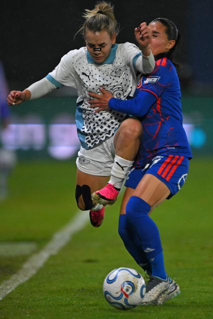 Libertad's midfielder #10 Ramona Martinez and Universidad de Chile's defender #2 Gabriela Garcia fight for the ball during the 2026 Women's Copa Libertadores Group D football match between Paraguay's Libertad and Chile's Universidad de Chile at the Banco Guayaquil Stadium in Quito on October 18, 2026. (Photo by Rodrigo BUENDIA / AFP)