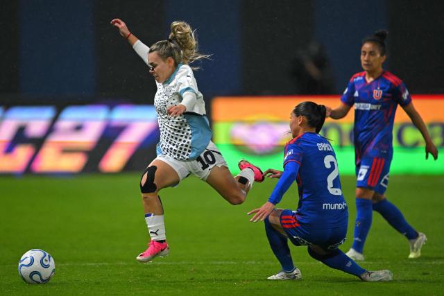 Libertad's midfielder #10 Ramona Martinez and Universidad de Chile's defender #2 Gabriela Garcia fight for the ball during the 2026 Women's Copa Libertadores Group D football match between Paraguay's Libertad and Chile's Universidad de Chile at the Banco Guayaquil Stadium in Quito on October 18, 2026. (Photo by Rodrigo BUENDIA / AFP)