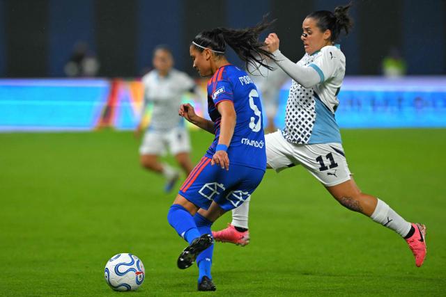 Universidad de Chile's defender #5 Mariana Morales and Libertad's forward #11 Liz Pena fight for the ball during the 2026 Women's Copa Libertadores Group D football match between Paraguay's Libertad and Chile's Universidad de Chile at the Banco Guayaquil Stadium in Quito on October 18, 2026. (Photo by Rodrigo BUENDIA / AFP)