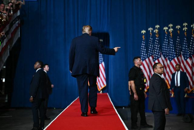 US President Donald Trump points as he walks off stage during a campaign rally at the Heartland Credit Union Arena in Park City, Kansas, a suburb of Wichita, on October 19, 2026. (Photo by Kent NISHIMURA / AFP)