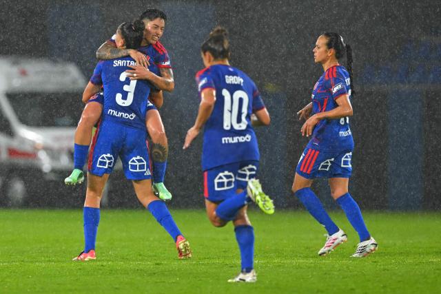 Universidad de Chile's defender #3 Constanza Santander celebrates scoring his team's first goal during the 2026 Women's Copa Libertadores Group D football match between Paraguay's Libertad and Chile's Universidad de Chile at the Banco Guayaquil Stadium in Quito on October 18, 2026. (Photo by Rodrigo BUENDIA / AFP)