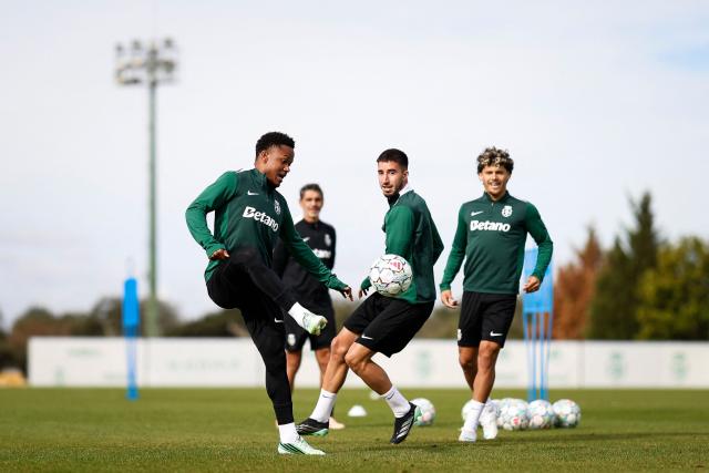 Sporting's Mozambican forward #10 Geny Catamo (L) and Portuguese defender #25 Goncalo Inacio (C) attend a training session at the Cristiano Ronaldo Academy on the eve of the UEFA Champions League first round day 3 football match between Sporting CP and Lask Linz, in Alcochete on the outskirts of Lisbon on October 20, 2026. (Photo by FILIPE AMORIM / AFP)