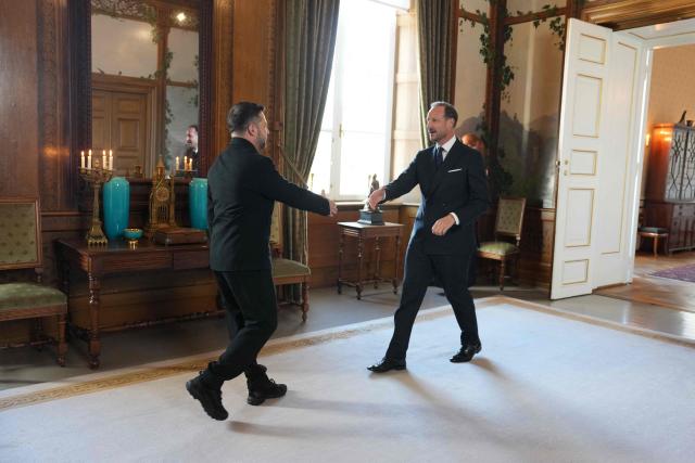 King Haakon VIII of Norway (R) reaches out to greet Ukraine's President Volodymyr Zelensky on October 20, 2026 at the Royal Palace in Oslo. Ukraine's President Volodymyr Zelensky arrived in Oslo on October 20, 2026 for talks. (Photo by Ole Berg-Rusten / NTB / AFP) / Norway OUT