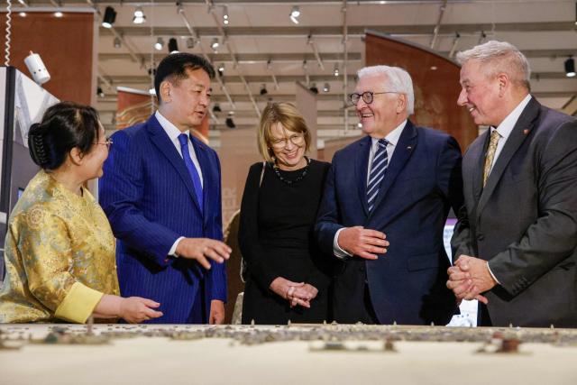 German President Frank-Walter Steinmeier (2ndR), his wife Elke Buedenbender (C) and Mongolia's President Ukhnaagiin Khurelsukh (2ndL) and director of the Museum of Prehistory and Early History at the National Museums in Berlin (SPK) Professor Dr. Matthias Wemhoff visit the exhibition „Dschingis Khan und die Welt der Mongolen“ (“Genghis Khan and the World of the Mongols”) at the James-Simon-Galerie museim in Berlin on October 20, 2026. Mongolia's President is on a three-day State visit in Germany. The exhibition has been organized to mark the 800th anniversary of the death of Genghis Khan, the founder of the Mongolian empire in 2027. (Photo by Axel Schmidt / POOL / AFP)