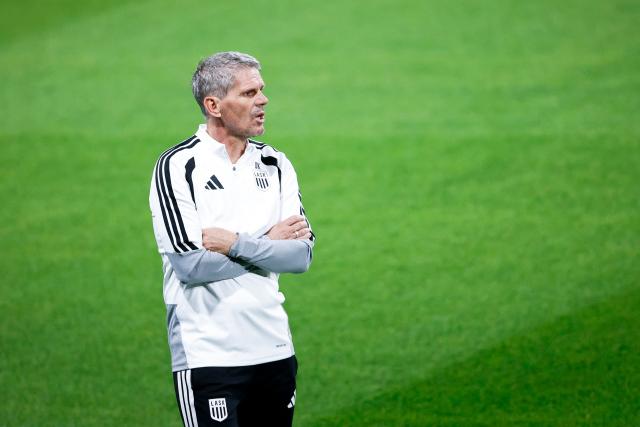 Linzer ASK's Austrian coach Dietmar Kuhbauer leads a training session at Alvalade stadium on the eve of the UEFA Champions League first round day 3 football match between Sporting CP and Linzer ASK, in Lisbon on October 20, 2026. (Photo by FILIPE AMORIM / AFP)