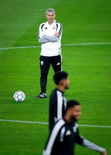 Linzer ASK's Austrian coach Dietmar Kuhbauer leads a training session at Alvalade stadium on the eve of the UEFA Champions League first round day 3 football match between Sporting CP and Linzer ASK, in Lisbon on October 20, 2026. (Photo by FILIPE AMORIM / AFP)