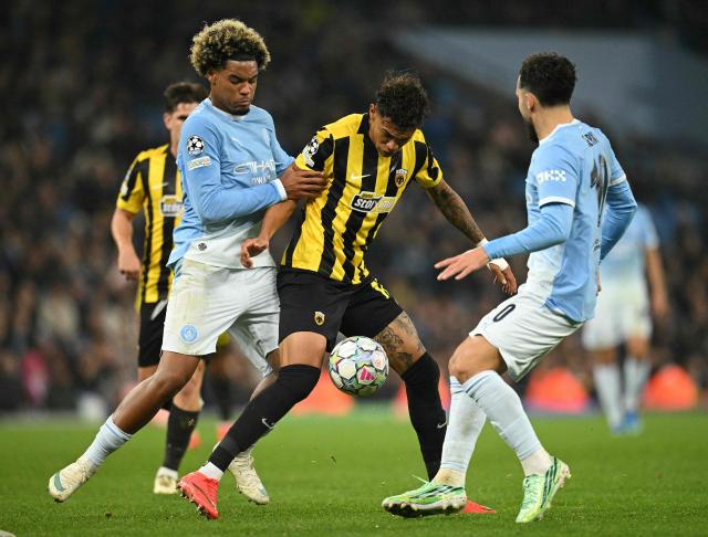 AEK's Honduran midfielder #16 Kervin Arriaga (C) vies with Manchester City's French midfielder #75 Floyd Samba (L) and Manchester City's French midfielder #10 Rayan Cherki during the UEFA Champions League football match between Manchester City and AEK Athens at the Etihad Stadium in Manchester, north west England, on October 20, 2026. (Photo by Oli SCARFF / AFP)