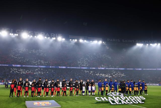 Barcelona's and PSG's players pose the pitch ahead of the UEFA Champions League first round day 3 football match between Paris Saint-Germain (PSG) and FC Barcelona at the Parc de Princes stadium in Paris on October 20, 2026. (Photo by FRANCK FIFE / AFP)